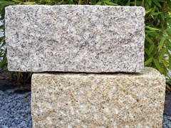 Granit Mauersteine, gelb, allseitig gespitzt