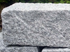 Granit Mauersteine, grau, allseitig gespitzt